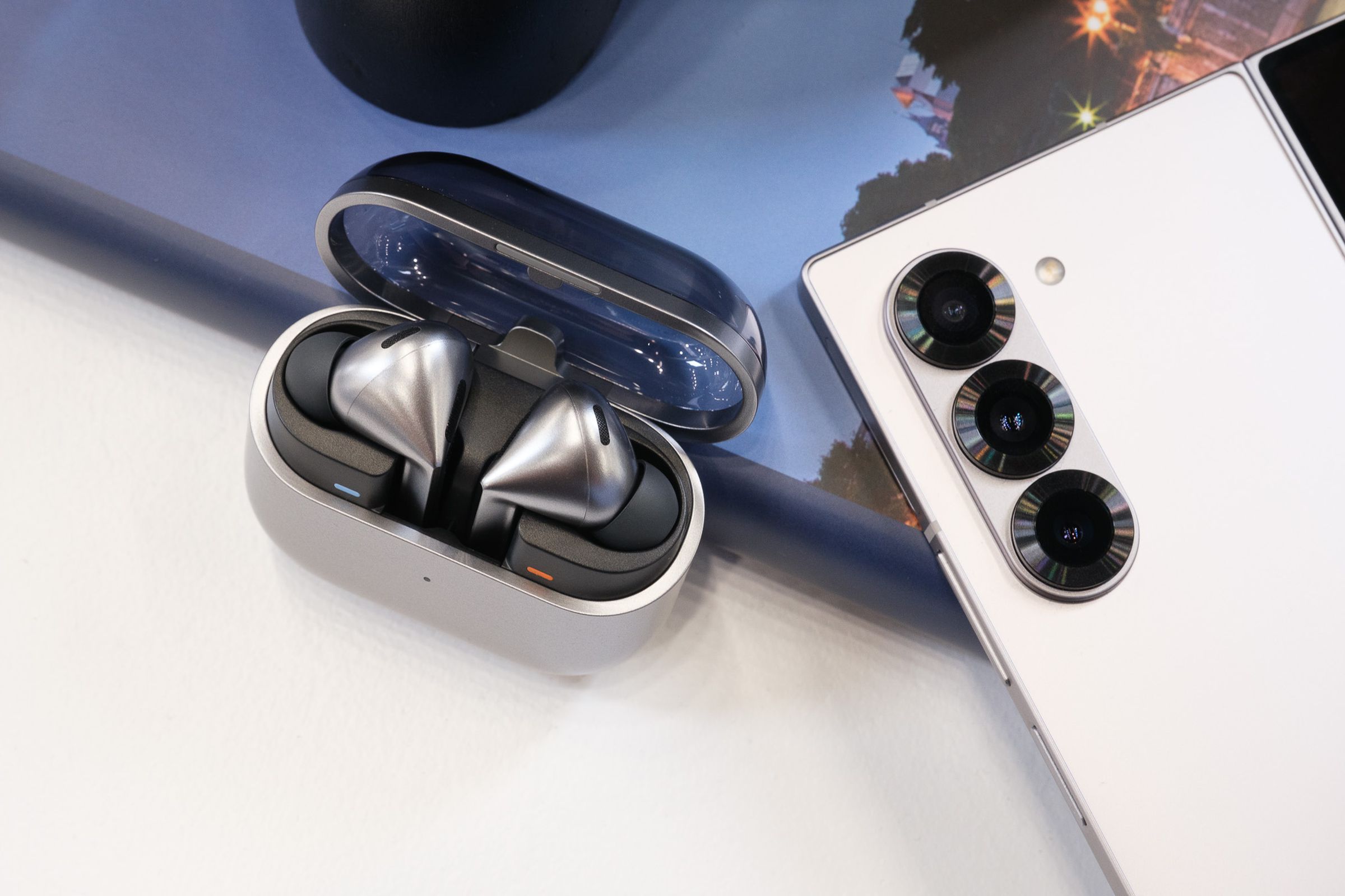 A hands-on product photo of Samsung’s Galaxy Buds 3 / Galaxy Buds 3 Pro.