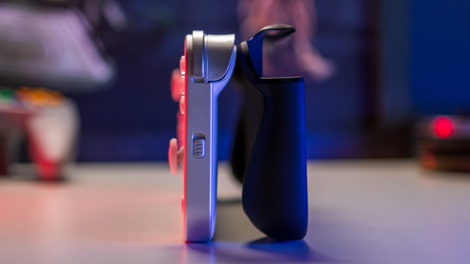 Side profile of Ayaneo Pocket S and Ergonomic Case