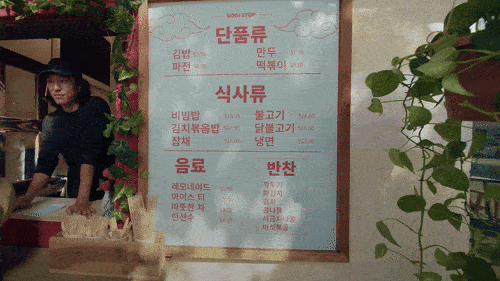 News Weekly: Android XR introduced with a Samsung headset, Gemini 2.0 drops, and the Galaxy S25 might get Qi2... form of 1 Translating a sign using smart glasses powered by Android XR