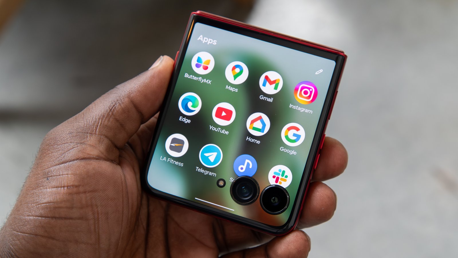 First 10 issues to do with the Motorola Razr 2025 collection 7 Apps on the Razr Ultra 2025 cover screen