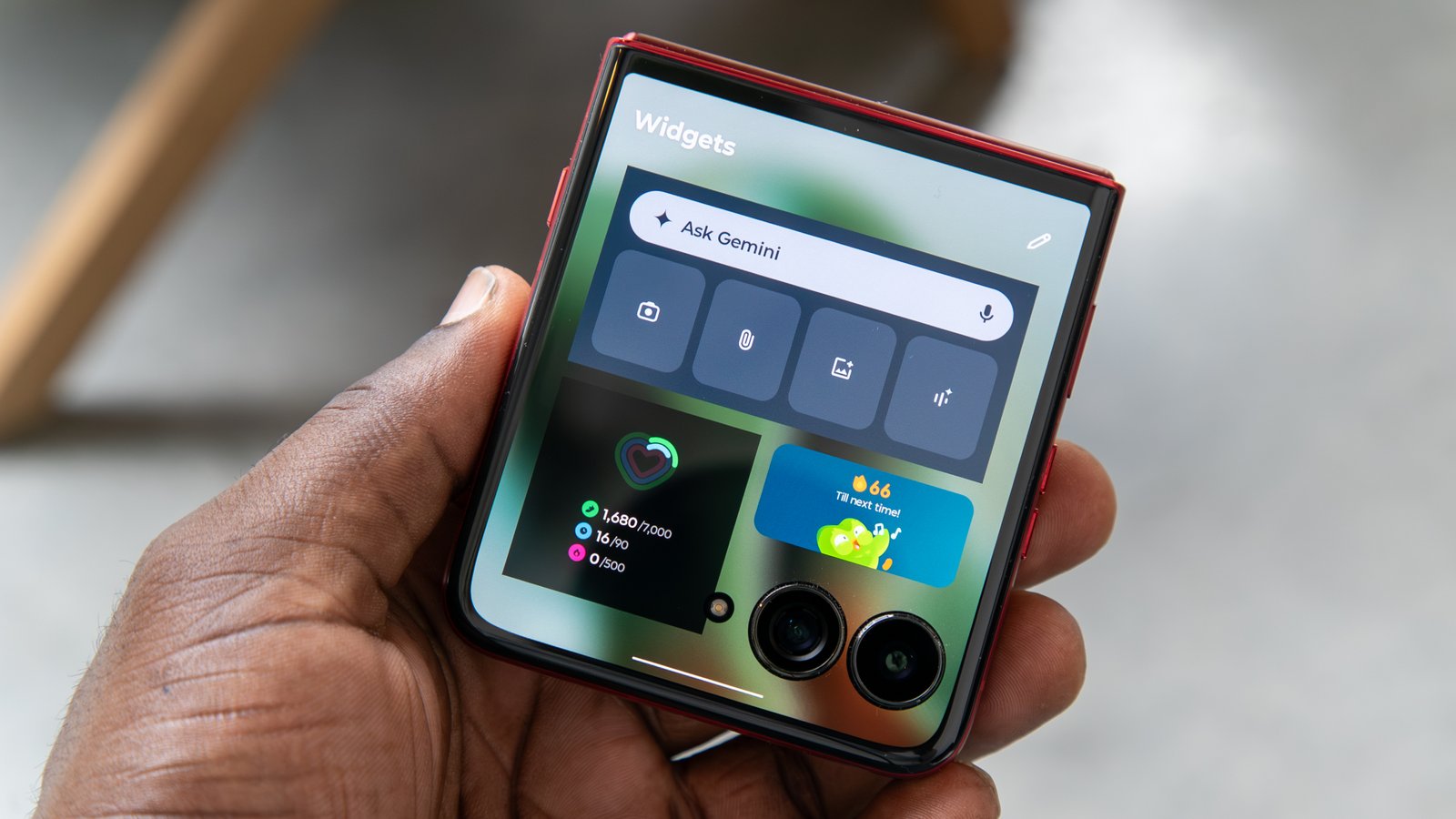 First 10 issues to do with the Motorola Razr 2025 collection 6 Widgets on the Razr Ultra 2025 cover screen