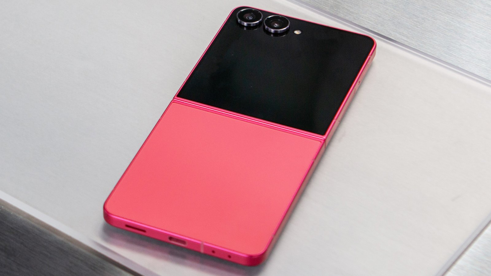 Samsung Galaxy Z Flip 7 in Coral Red hands-on