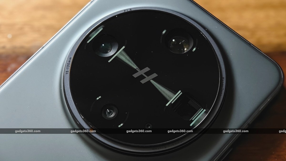 oppo find x8 ultra hasselblad closeup gadgets 360 Oppo  Hasselblad  OppoFindX8Ultra