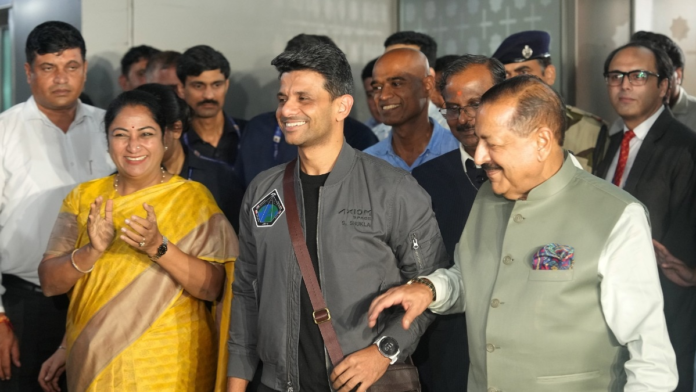 ढोल-नगाड़ों और भारत माता के जयकारे... शुभांशु शुक्ला की वतन जयकारों और ढोल-नगाड़ों के बीच दिल्ली ने किया शुभांशु शुक्ला का अभिनंदन (Photo: PTI)