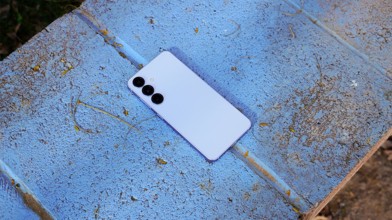 iPhone 17 vs. Samsung Galaxy S25: Battle of the bottom fashions 3 A photo of the Samsung Galaxy S25 outdoors.