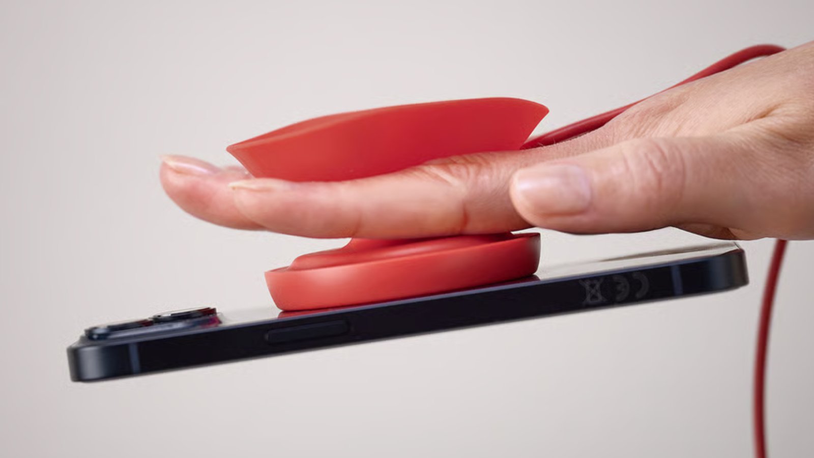 The Ikea V&Auml;STM&Auml;RKE donut wireless Qi2 charger.