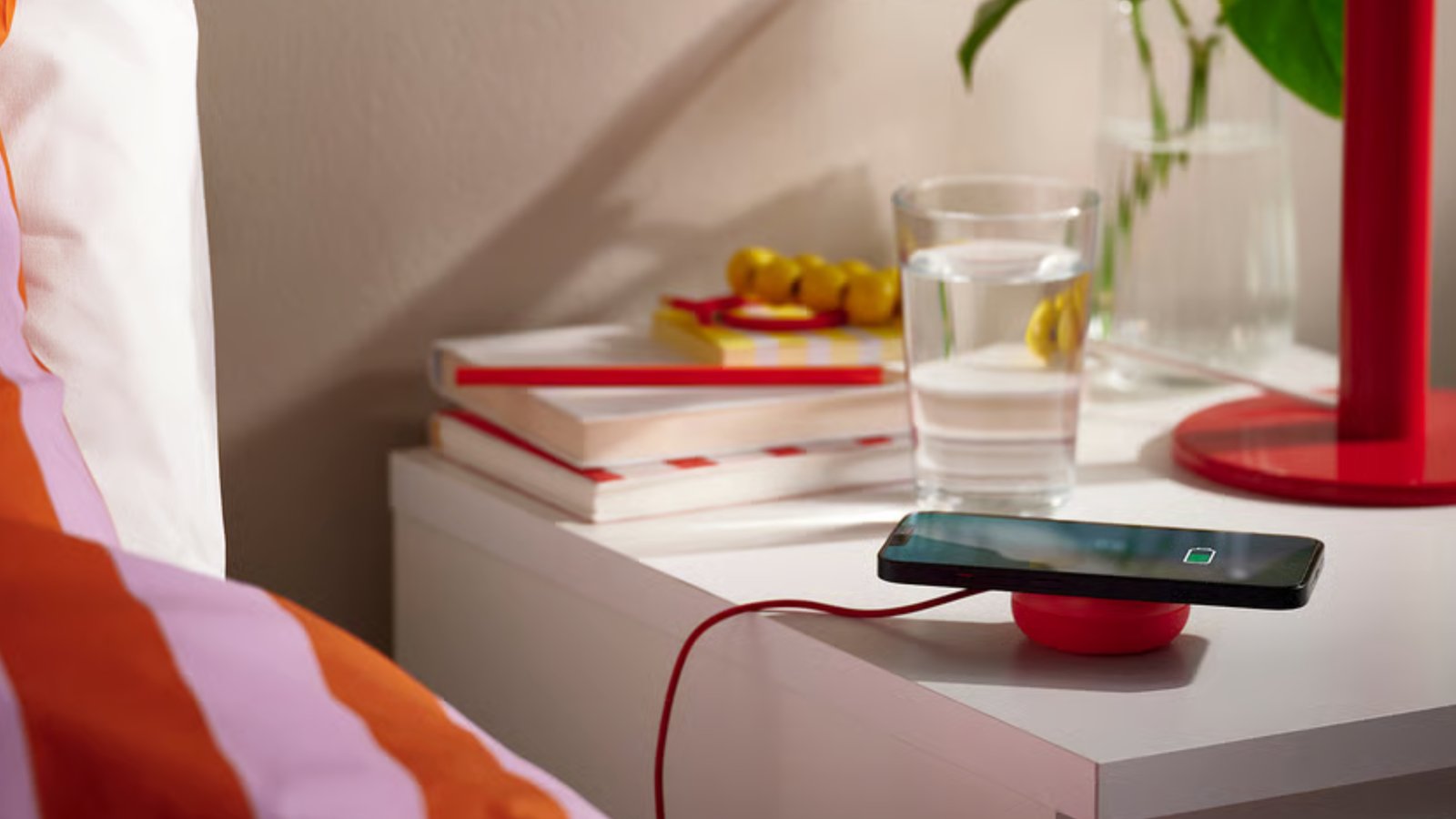 The Ikea V&Auml;STM&Auml;RKE donut wireless Qi2 charger.