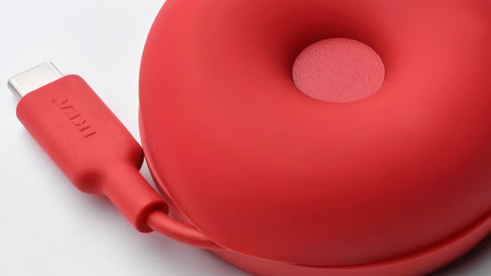 The Ikea V&Auml;STM&Auml;RKE donut wireless Qi2 charger.