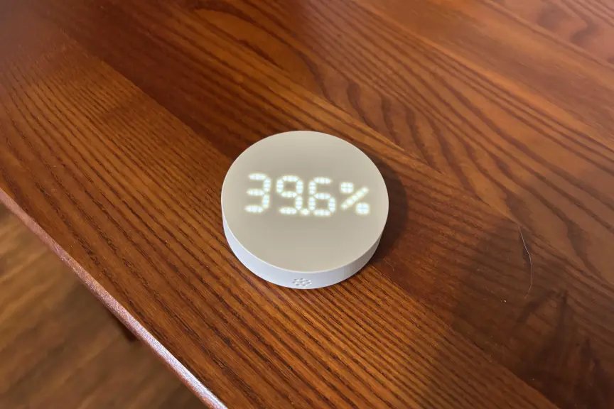 Ikea's temperature button on a wooden table.