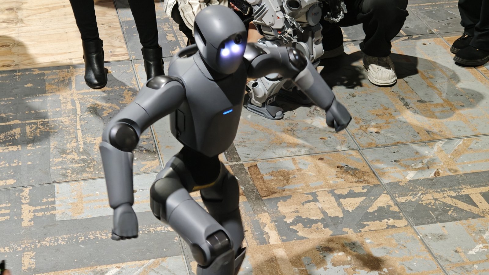 PrimeBot Q1 dancing